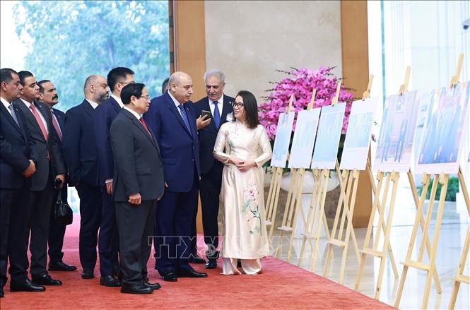 Thủ tướng Phạm Minh Chính và Chủ tịch Hạ viện Jordan Mazen Turki El Qadi tham quan trưng bày ảnh về quan hệ giữa hai nước, do Thông tấn xã Việt Nam thực hiện. Ảnh: Dương Giang-TTXVN