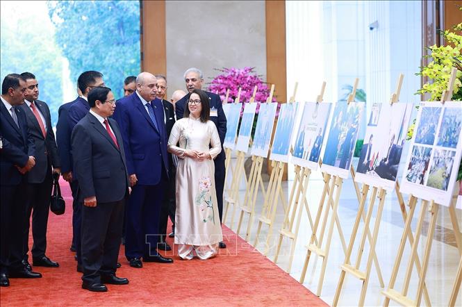 Thủ tướng Phạm Minh Chính và Chủ tịch Hạ viện Jordan Mazen Turki El Qadi tham quan trưng bày ảnh về quan hệ giữa hai nước, do Thông tấn xã Việt Nam thực hiện. Ảnh: Dương Giang-TTXVN