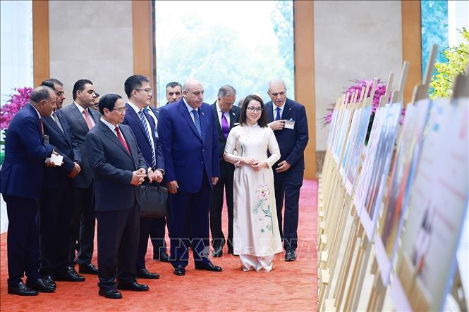 Thủ tướng Phạm Minh Chính và Chủ tịch Hạ viện Jordan Mazen Turki El Qadi tham quan trưng bày ảnh về quan hệ giữa hai nước, do Thông tấn xã Việt Nam thực hiện. Ảnh: Dương Giang-TTXVN