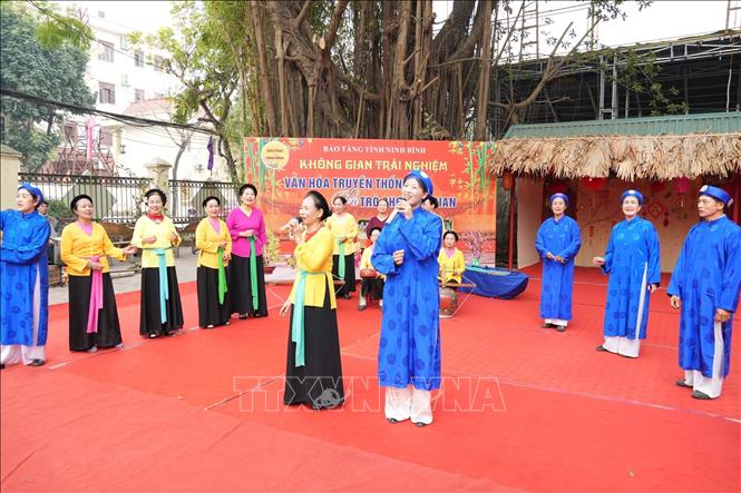 Trình diễn nghệ thuật truyền thống tại không gian Tết xưa. Ảnh: Đức Phương – TTXVN