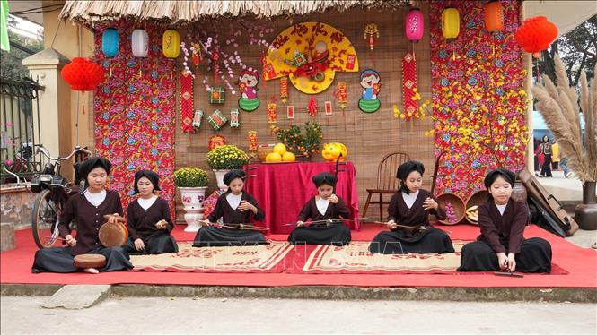 Trình diễn nghệ thuật hát Xẩm tại không gian Tết xưa. Ảnh: Đức Phương – TTXVN