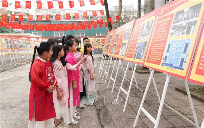 Triển lãm là dịp giáo dục truyền thống yêu nước cũng như khẳng định vai trò to lớn của Đảng. Ảnh: Đức Phương - TTXVN