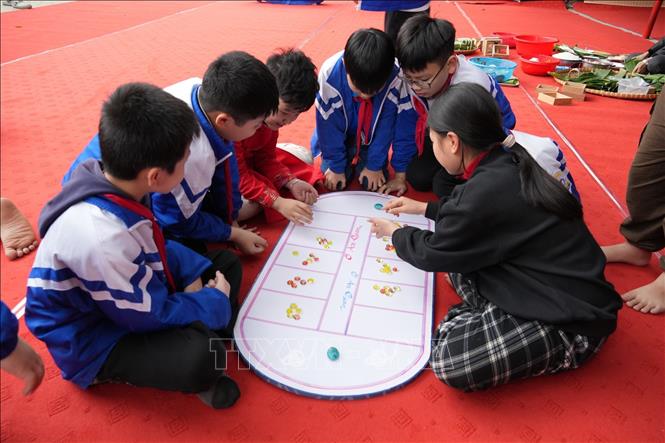 Học sinh tham gia các trò chơi dân gian tại không gian Tết xưa. Ảnh: Đức Phương – TTXVN