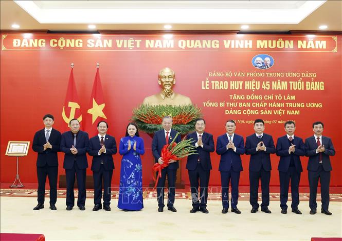 Các đồng chí lãnh đạo Văn phòng và Thường trực Đảng uỷ Văn phòng Trung ương Đảng tặng hoa đồng chí Tô Lâm, Tổng Bí thư Ban Chấp hành Trung ương Đảng Cộng sản Việt Nam. Ảnh: Thống Nhất – TTXVN