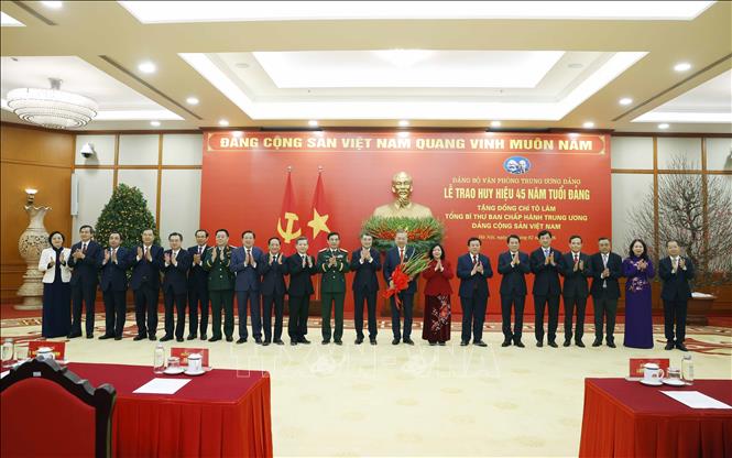 Các đồng chí Uỷ viên Bộ Chính trị, Bí thư Trung ương Đảng khoá XIII, khoá XIV tặng hoa đồng chí Tô Lâm, Tổng Bí thư Ban Chấp hành Trung ương Đảng Cộng sản Việt Nam. Ảnh: Thống Nhất – TTXVN