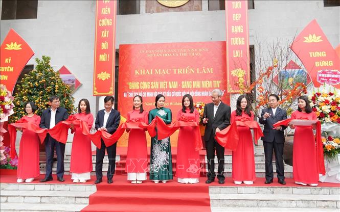 Các đại biểu cắt băng khai mạc triển lãm. Ảnh: Đức Phương – TTXVN