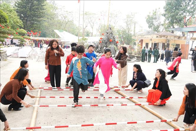 Học sinh tham gia các trò chơi dân gian tại không gian Tết xưa. Ảnh: Đức Phương – TTXVN