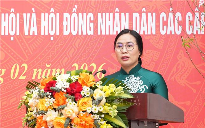 Bà Vũ Thanh Lịch, Phó Giám đốc Sở Văn hóa và Thể thao Ninh Bình, phát biểu khai mạc triển lãm. Ảnh: Đức Phương – TTXVN