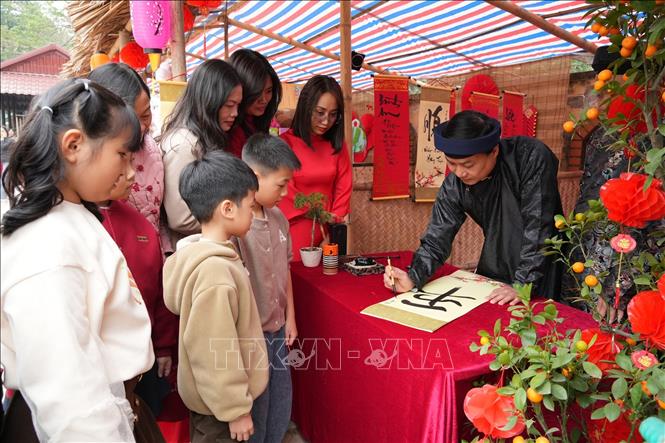 Tái hiện không gian Tết xưa tại triển lãm. Ảnh: Đức Phương - TTXVN