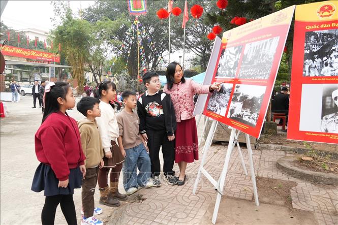 Triển lãm là dịp giáo dục truyền thống yêu nước cũng như vai trò to lớn của Đảng. Ảnh: Đức Phương - TTXVN