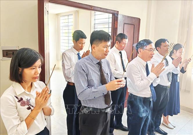 Lãnh đạo và cán bộ, nhân viên Tổng Lãnh sự quán Việt Nam tại tỉnh Preah Sihanouk thực hiện nghi thức dâng hương tại Phòng thờ Bác Hồ trong khuôn viên Tổng Lãnh sự quán Việt Nam tại tỉnh Preah Sihanouk. Ảnh: TTXVN phát 