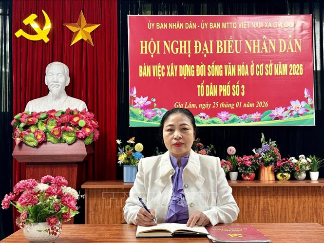 Bà Phạm Thị Phượng (Bí thư Chi bộ Tổ dân phố số 3, xã Gia Lâm, Hà Nội) nhận định, phương thức lãnh đạo của Đảng chính là cách thức tác động vào đối tượng lãnh đạo để thực hiện thắng lợi các chỉ thị, nghị quyết. Ảnh: Diệu Thúy - TTXVN