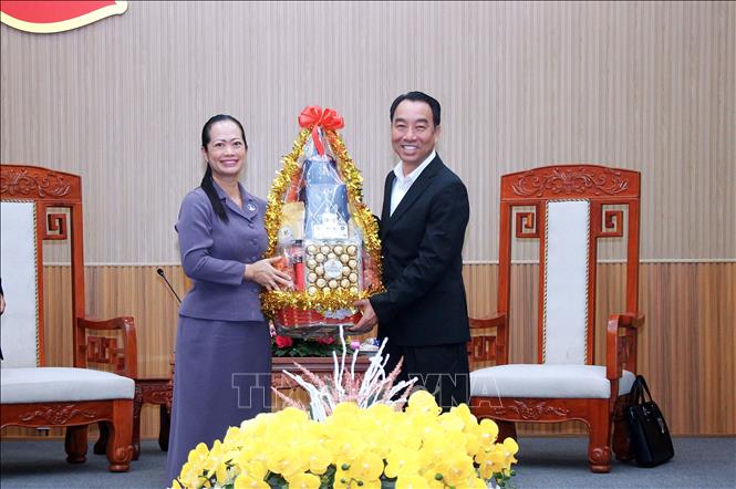 Tỉnh trưởng tỉnh Koh Kong (Vương quốc Campuchia) thăm, chúc tết đến lãnh đạo UBND tỉnh Cà Mau. Ảnh: Chanh Đa-TTXVN