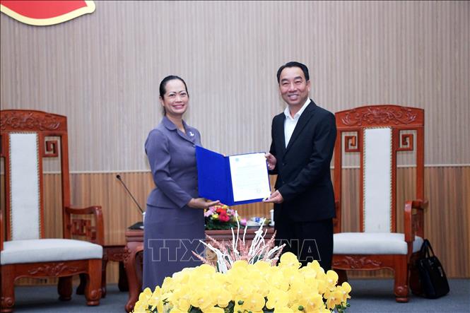 Tỉnh trưởng tỉnh Koh Kong (Vương quốc Campuchia) tặng thư chúc Tết nguyên đán đến Chủ tịch UBND tỉnh Cà Mau Lữ Quang Ngời. Ảnh: Chanh Đa-TTXVN