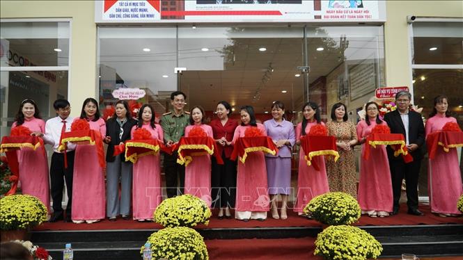 Nghi thức cắt băng khánh thành khu trưng bày tư liệu. Ảnh: Sỹ Thắng - TTXVN