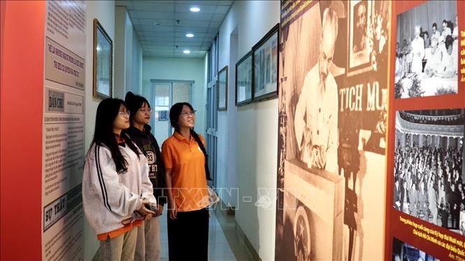 Các đại biểu xem tư liệu về các cuộc bầu cử qua các thời kỳ. Ảnh: Sỹ Thắng - TTXVN