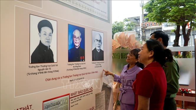 Các đại biểu xem tư liệu về các cuộc bầu cử qua các thời kỳ. Ảnh: Sỹ Thắng - TTXVN