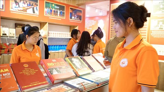 Các đại biểu xem tư liệu về các cuộc bầu cử qua các thời kỳ. Ảnh: Sỹ Thắng - TTXVN