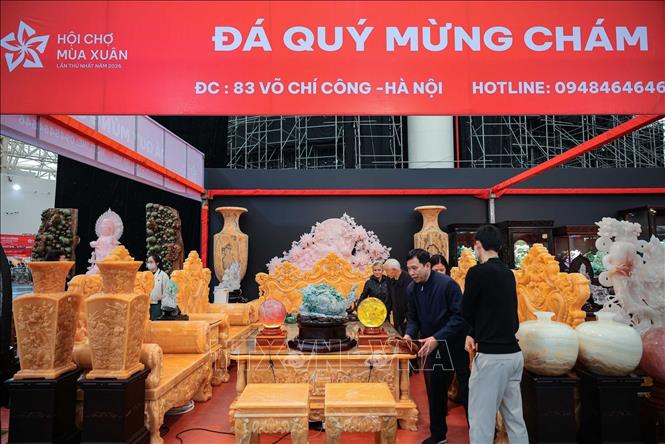 Bộ bàn ghế cực lớn bằng ngọc Hoàng Long tại gian trưng bày của thương hiệu Mừng Chám thu hút nhiều khách hàng đến tham quan. Ảnh: Hoàng Hiếu - TTXVN