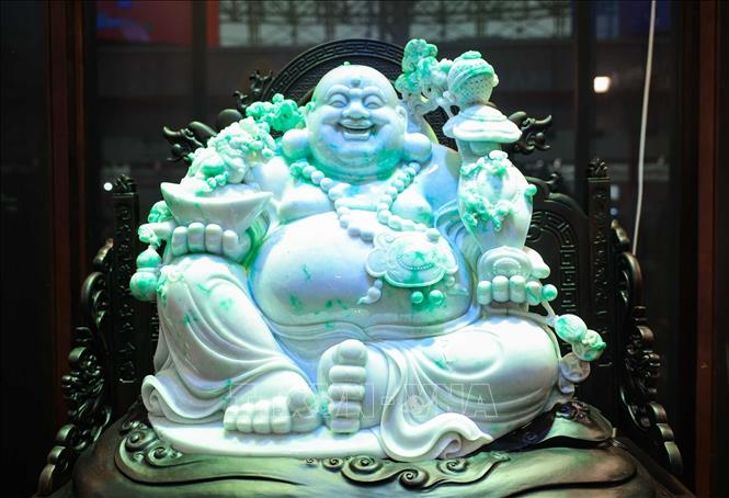 Tác phẩm điêu khắc cỡ lớn bằng ngọc phỉ thuý được giới thiệu tại Hội chợ. Ảnh: Hoàng Hiếu - TTXVN