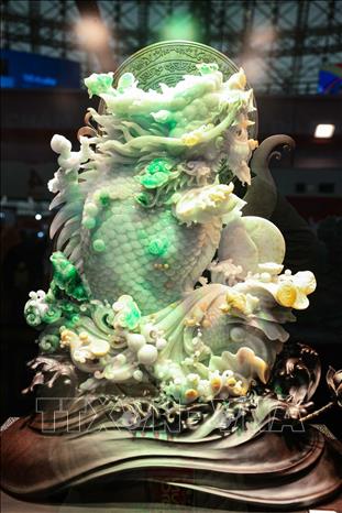 Với mẫu mã phong phú, chế tác tinh xảo và mức giá đa dạng, khu vực trưng bày các sản phẩm đá quý của các doanh nghiệp thu hút đông đảo người dân đến tham quan Hội chợ Mùa Xuân 2026. Ảnh: Hoàng Hiếu - TTXVN