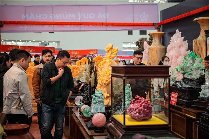 Người dân đến tham quan, tìm hiểu các loại ngọc quý tại Hội chợ Mùa Xuân 2026. Ảnh: Hoàng Hiếu - TTXVN
