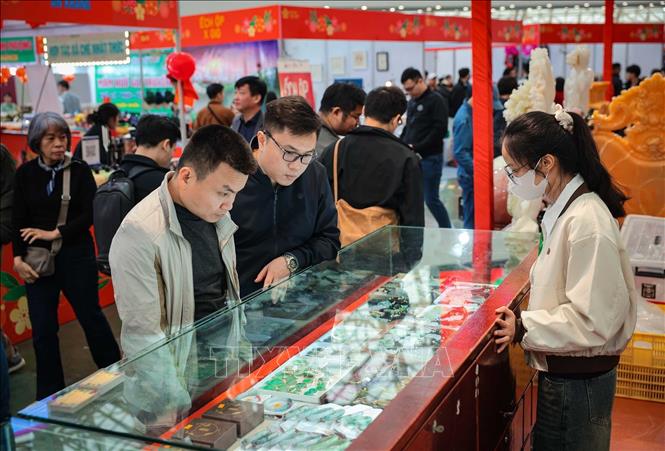 Khách hàng chọn mua trang sức đá quý tại Hội chợ Mùa Xuân 2026. Ảnh: Hoàng Hiếu - TTXVN