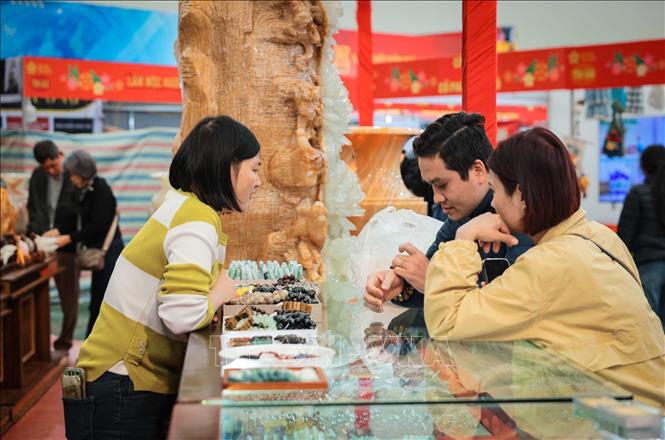 Khách hàng chọn mua trang sức đá quý tại Hội chợ Mùa Xuân 2026. Ảnh: Hoàng Hiếu - TTXVN