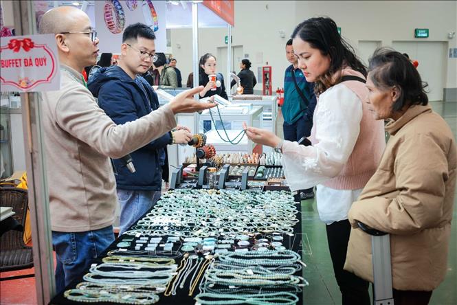 Khách hàng tìm hiểu các mặt hàng đá quý tại Hội chợ. Ảnh: Hoàng Hiếu - TTXVN