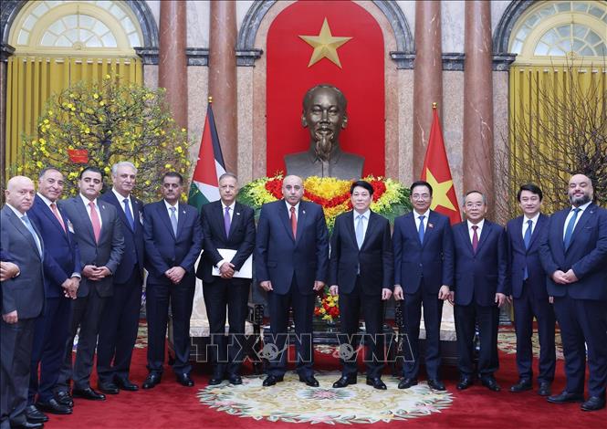 Chủ tịch nước Lương Cường với Chủ tịch Hạ viện Vương quốc Hashemite Jordan Mazen Turki El Qadi và các đại biểu. Ảnh: Lâm Khánh – TTXVN