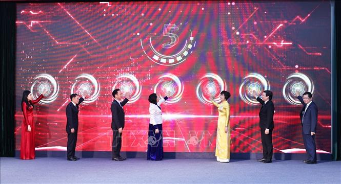 NA Vice Chairwoman Nguyen Thi Thanh, VNA General Director Vu Viet Trang and other delegates launch the website. VNA Photo: Minh Đức 