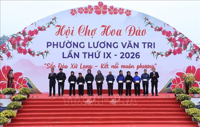 Lãnh đạo phường Lương Văn Tri trao 20 suất quà Tết cho các gia đình có hoàn cảnh khó khăn trên địa bàn tại Hội chợ hoa đào phường Lương Văn Tri lần thứ IX – 2026. Ảnh: Anh Tuấn – TTXVN