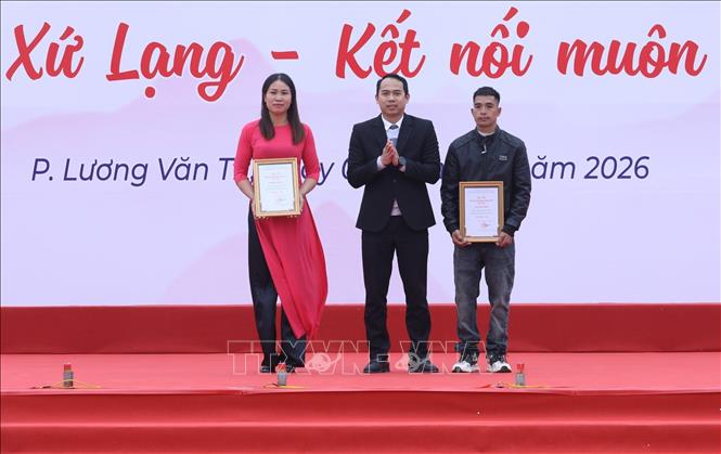 Lãnh đạo phường Lương Văn Tri trao Giải thưởng Vườn Đào đẹp tại Hội chợ hoa đào. Ảnh: Anh Tuấn – TTXVN