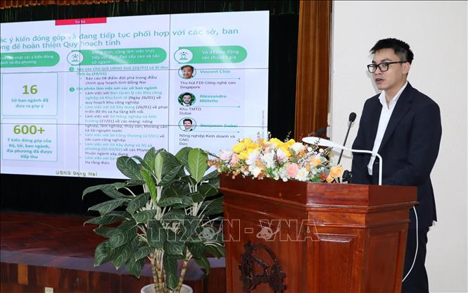 Đơn vị tư vấn trình bày những nội dung chính trong điều chỉnh quy hoạch tỉnh Đồng Nai thời kỳ 2021 - 2030, tầm nhìn đến năm 2050. Ảnh: Công Phong - TTXVN