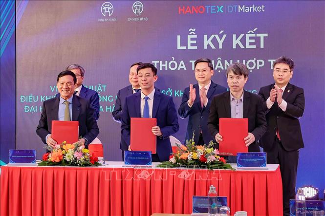 Ký kết hợp tác nghiên cứu, phát triển KHCN giữa Sở Khoa học và Công nghệ Hà Nội, Viện Kỹ thuật Điều khiển và Tự động hóa (Đại học Bách Khoa Hà Nội) và Tập đoàn ô tô Hiệp Hòa. Ảnh: Vũ Quang - TTXVN