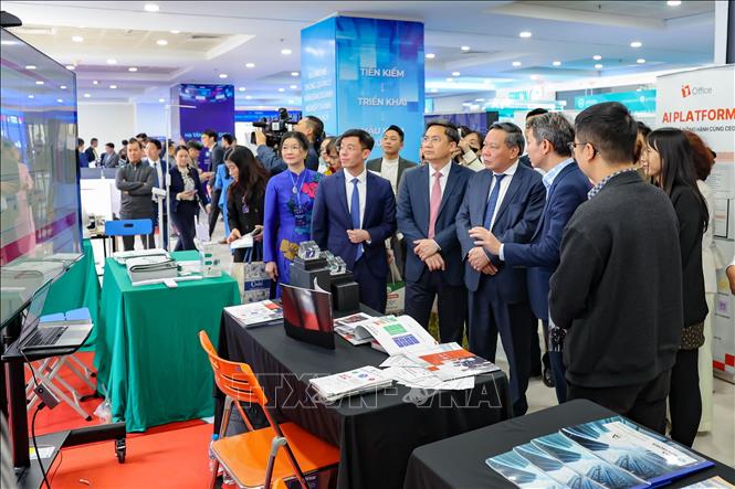 Lãnh đạo thành phố Hà Nội thăm quan Sàn Giao dịch công nghệ. Ảnh: Vũ Quang - TTXVN