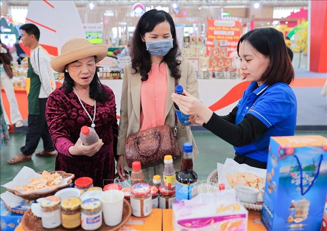 Người dân đến tham quan, mua sắm tại gian hàng sản phẩm OCOP nước mắm Lê Gia tỉnh Thanh Hoá. Ảnh: Lê Đông - TTXVN