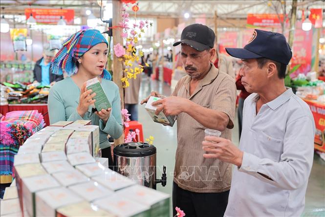 Nhiều người dân đến tham quan, thưởng thức và mua sắm các đặc sản vùng miền tại Hội chợ Mùa Xuân lần thứ nhất năm 2026. Ảnh: Lê Đông - TTXVN