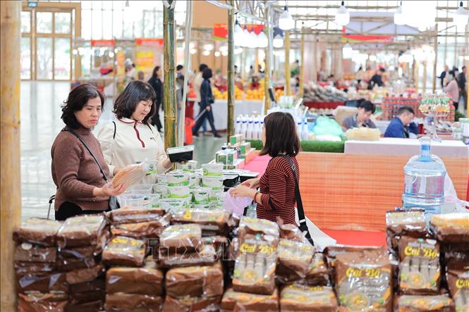 Nhiều người dân đến tham quan, thưởng thức và mua sắm các đặc sản vùng miền tại Hội chợ Mùa Xuân lần thứ nhất năm 2026. Ảnh: Lê Đông - TTXVN