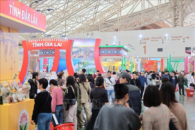 Đông đảo người dân đến tham quan, mua sắm tại Hội chợ Mùa Xuân. Ảnh: Lê Đông - TTXVN