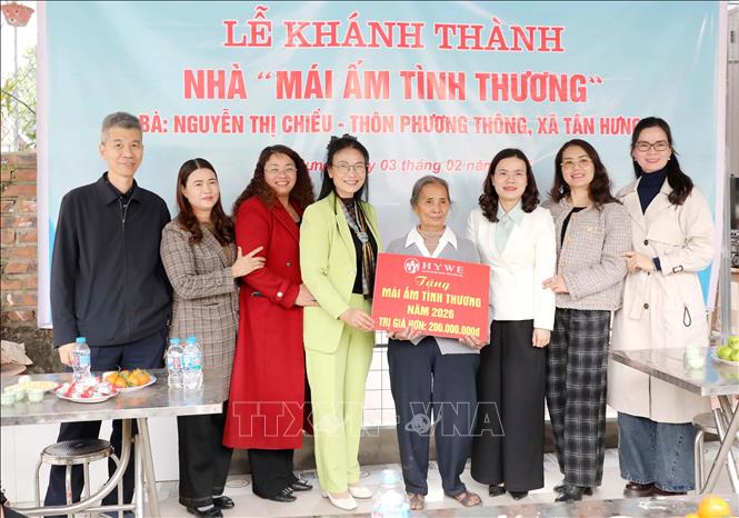 Lãnh đạo Hội Liên hiệp Phụ nữ và Hội nữ Doanh nhân tỉnh Hưng Yên trao biểu trưng hỗ trợ kinh phí xây nhà cho bà Nguyễn Thị Chiều (thôn Phương Thông, xã Tân Hưng, Hưng Yên). Ảnh: Thế Duyệt – TTXVN
