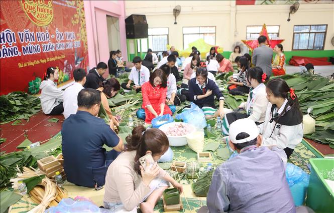Thầy trò Trường song ngữ Lào - Việt Nam Nguyễn Du thủ đô Viêng Chăn chung tay gìn giữ và lan tỏa nét văn hóa đặc sắc Tết Cổ truyền Việt Nam ở Lào. Ảnh: Xuân Tú - PV TTXVN tại Lào