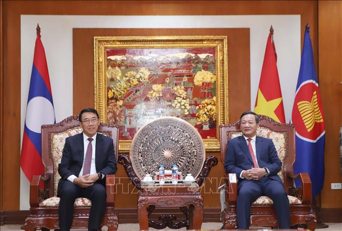 Đại sứ Việt Nam tại Lào Nguyễn Minh Tâm (phải) tiếp Ủy viên Trung ương Đảng, Trưởng Ban Đối ngoại Trung ương Lào Bounleua Phandanouvong đến chúc mừng. Ảnh: Xuân Tú - PV TTXVN tại Lào