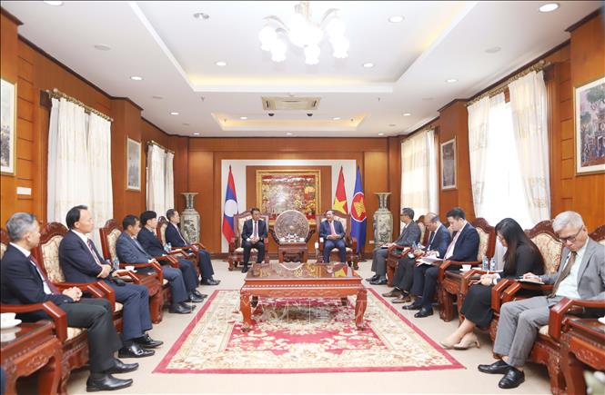 Đại sứ Việt Nam tại Lào Nguyễn Minh Tâm tiếp Đoàn Ban Đối ngoại Trung ương Lào đến chúc mừng. Ảnh: Xuân Tú - PV TTXVN tại Lào