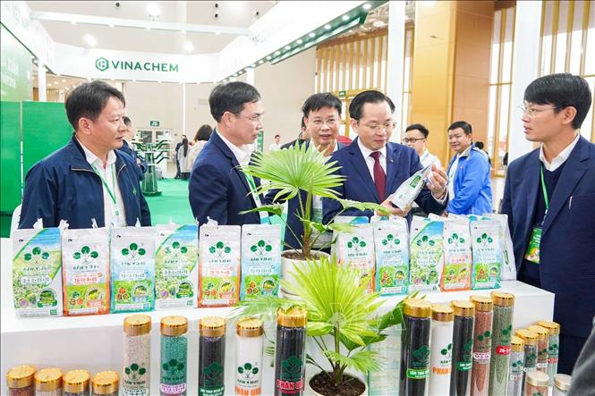 Tổng Giám đốc Vinachem Nguyễn Hữu Tú thăm gian hàng trưng bày của Tập đoàn tại Hội chợ Mùa Xuân 2026. Ảnh: TTXVN phát