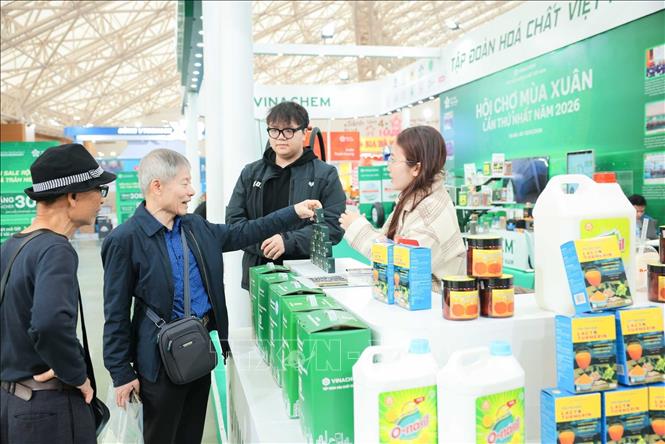 Khách hàng tìm hiểu, mua sắm các sản phẩm của của Tập đoàn Hoá chất Việt Nam tại Hội chợ Mùa Xuân 2026. Ảnh: Hoàng Hiếu - TTXVN