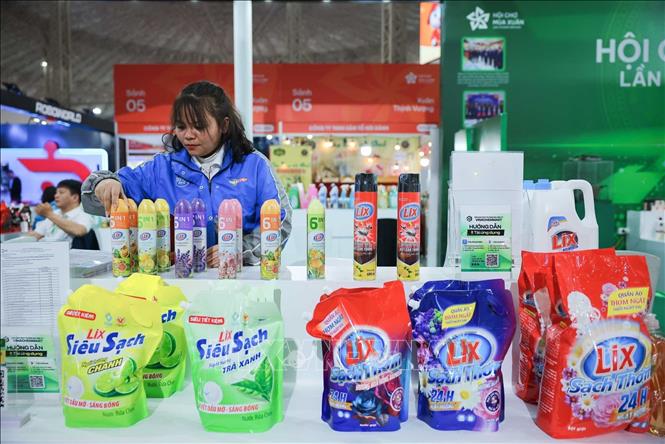 Các sản phẩm của Công ty Cổ phần Bột giặt LIX - Tập đoàn Hoá chất Việt Nam tại Hội chợ Mùa Xuân 2026. Ảnh: Hoàng Hiếu - TTXVN