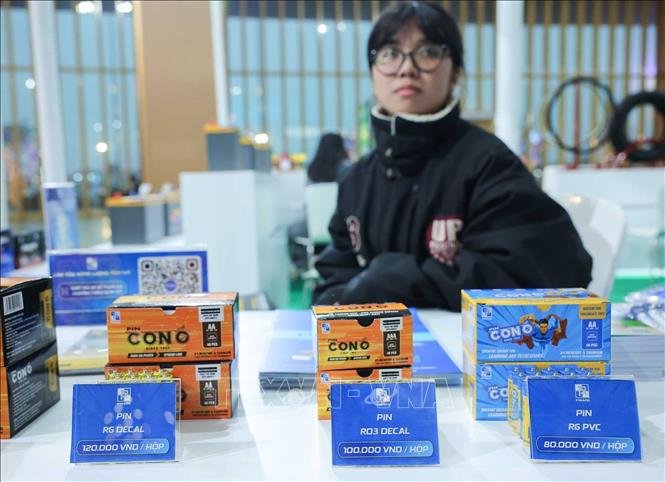 Các sản phẩm của Công ty Cổ phần Pin Ắc quy Miền Nam (PINACO) giới thiệu tại Hội chợ Mùa Xuân 2026. Ảnh: TTXVN phát