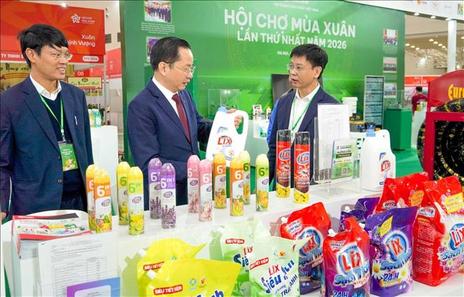 Tổng Giám đốc Vinachem Nguyễn Hữu Tú thăm gian hàng trưng bày của Tập đoàn tại Hội chợ Mùa Xuân 2026. Ảnh: TTXVN phát