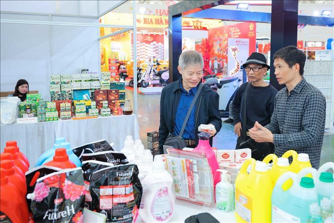 Khách hàng tìm hiểu, mua sắm các sản phẩm của của Tập đoàn Hoá chất Việt Nam tại Hội chợ Mùa Xuân 2026. Ảnh: Hoàng Hiếu - TTXVN